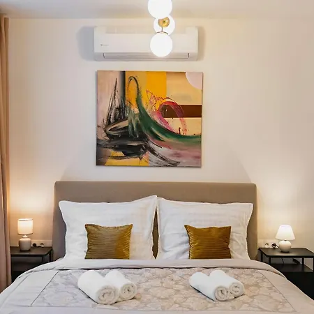 Apartment On The Main Shopping Street - Center *